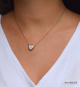 Naszyjnik srebrny celebrytka serce z białą cyrkonią✓ Naszyjnik z zawieszką w kształcie serca ozdobiony biała cyrkonią w kolorze różowego złota (1).JPG